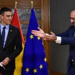 El presidente del Gobierno, Pedro Sánchez, ayer, en Bruselas, junto al presidente del Consejo Europeo, Charles Michel