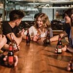 Gente tomando cerveza