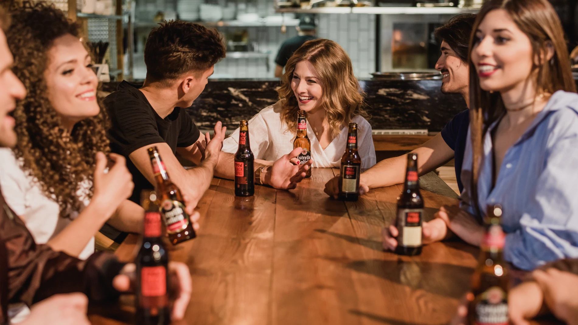 Gente tomando cerveza