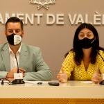 La concejala de Igualdad, Lucía Beamud, y el concejal de Cultura Festiva, Carlos Galiana, presentan los Premis Caliu