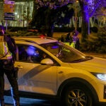 Dos policías nacionales paran a un coche en un control policial en el Paseo de la Castellana de Madrid, incorporación al nudo de manoteras, la noche del 2 de octubre del 2020. Las medidas de restricción del Gobierno central que afectan a municipios madrileños con alta incidencia de coronavirus han entrado en vigor a las 22 horas de esta noche. Los municipios que se ven afectados por estas nuevas restricciones son Madrid, Alcalá de Henares, Alcobendas, Alcorcón, Fuenlabrada, Getafe, Leganés, Móstoles, Parla y Torrejón de Ardoz.02 OCTUBRE 2020Ricardo Rubio / Europa Press02/10/2020