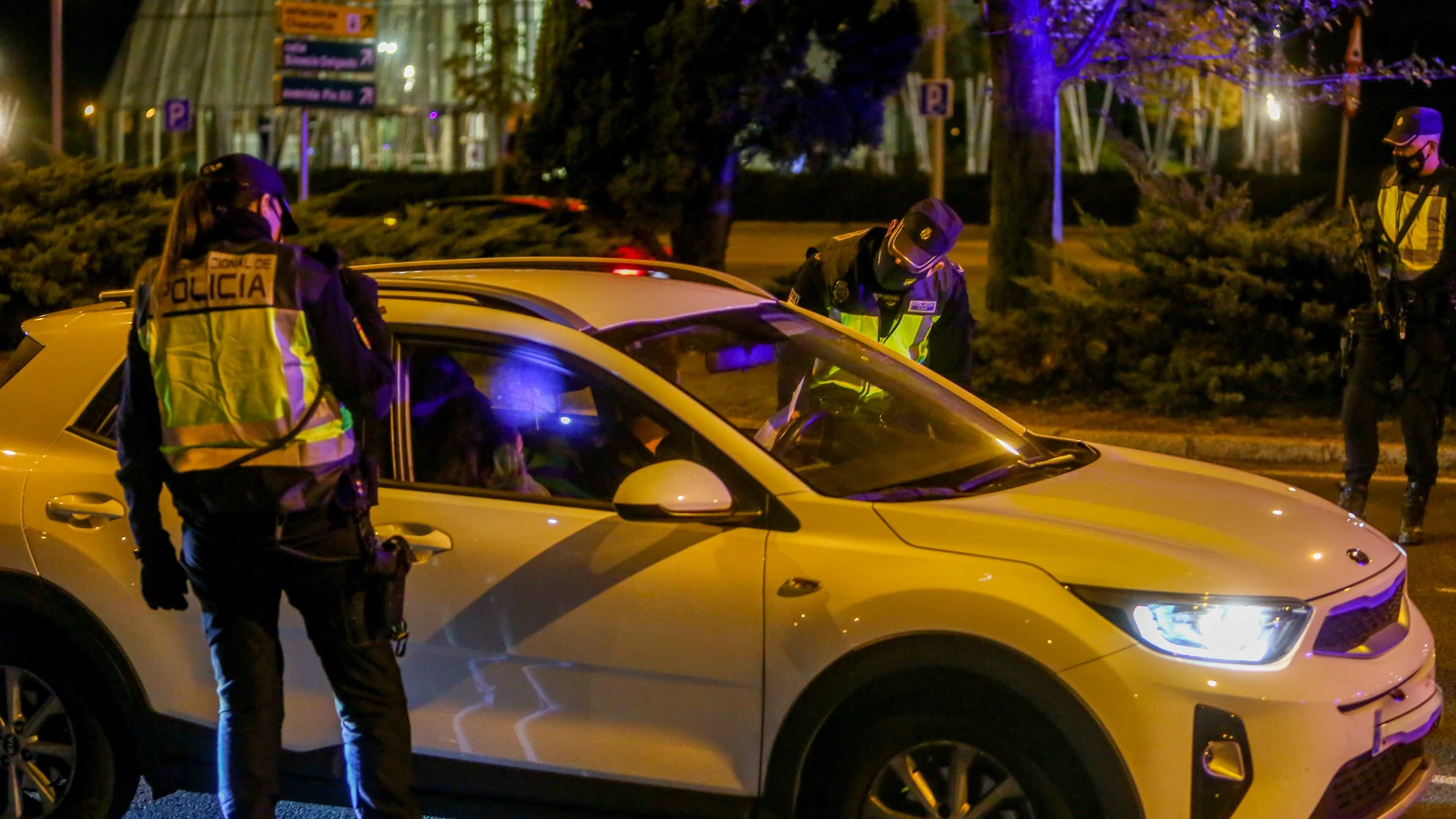 Dos policías nacionales paran a un coche en un control policial en el Paseo de la Castellana de Madrid, incorporación al nudo de manoteras, la noche del 2 de octubre del 2020. Las medidas de restricción del Gobierno central que afectan a municipios madrileños con alta incidencia de coronavirus han entrado en vigor a las 22 horas de esta noche. Los municipios que se ven afectados por estas nuevas restricciones son Madrid, Alcalá de Henares, Alcobendas, Alcorcón, Fuenlabrada, Getafe, Leganés, Móstoles, Parla y Torrejón de Ardoz.02 OCTUBRE 2020Ricardo Rubio / Europa Press02/10/2020