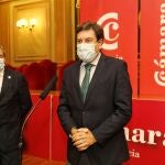 El consejero de Economía y Hacienda, Carlos Fernández Carriedo, junto al presidente de la Cámara de Palencia, Conrado Merino (i) en la presentación del Coworking Digital Palencia – CoDiPa - Proyecto de Digitalización de empresas, organizado por la Cámara de Comercio de Palencia