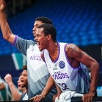 El banquillo del equipo burgalés celebra una canasta en semifinales