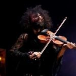 El violinista libanés Ara Malikian durante el concierto que ofrece este viernes en el Navarra Arena, en Pamplona, dentro de Anaim Club Fest. EFE/ Jesús Diges