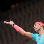Nadal, antes de sacar en su tercer partido en Roland Garros, ante el italiano Travaglia