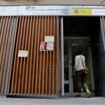 Una persona entra en una oficina del Servicio Valenciano de Empleo y Formación (Servef), a la espera de ser atendida con cita previa
