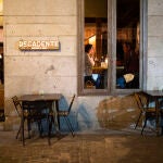 Imágenes de terrazas de bares y restaurante en el centro de Madrid por la entrada en vigor de la nuevas restricciones por en Covid-19.