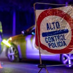 Imágen de un control de Policia Nacional en la Avenida de los Poblados de Madrid, informando de las nuevas restricciones de movilidad que entraron en vigor a partir de las 22 horas de ayer