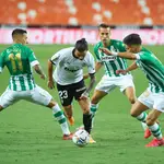 Jason Remeseiro of Valencia CF and Alex Moreno of Real Betis during the La Liga Santander mach between Valencia and Real Betis at Estadio de Mestalla, on October 3, 2020 in Valencia SpainAFP7 / Europa Press / Europa Press03/10/2020 ONLY FOR USE IN SPAIN