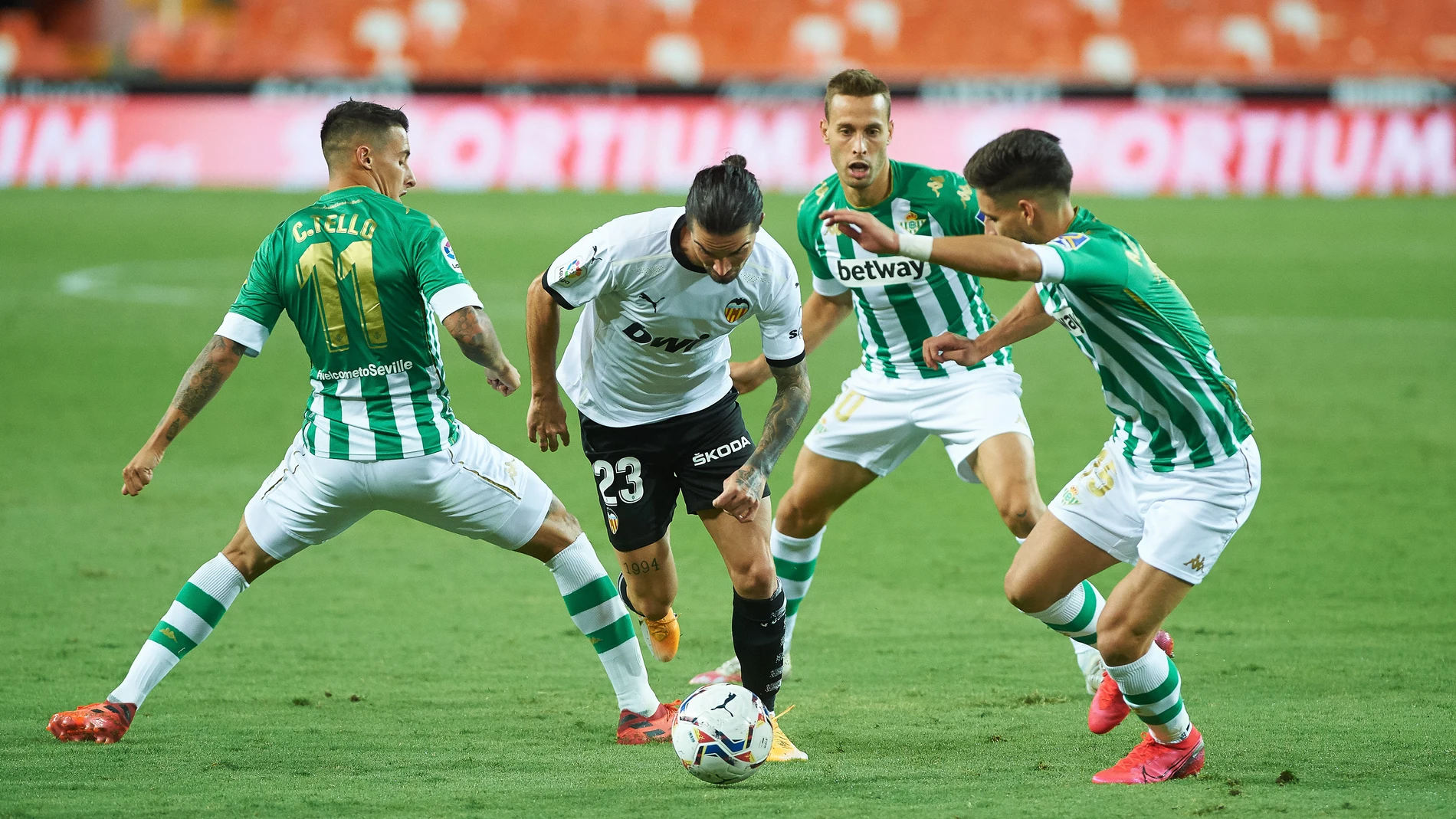 Jason Remeseiro of Valencia CF and Alex Moreno of Real Betis during the La Liga Santander mach between Valencia and Real Betis at Estadio de Mestalla, on October 3, 2020 in Valencia SpainAFP7 / Europa Press / Europa Press03/10/2020 ONLY FOR USE IN SPAIN