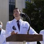 El médico presidencial, Sean Conley, a la salida del hospital Walter Reed National Military Medical Center en Bethesda