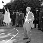 Craig Hodges lanza en la cancha de baloncesto de la Casa Blanca junto a George Bush