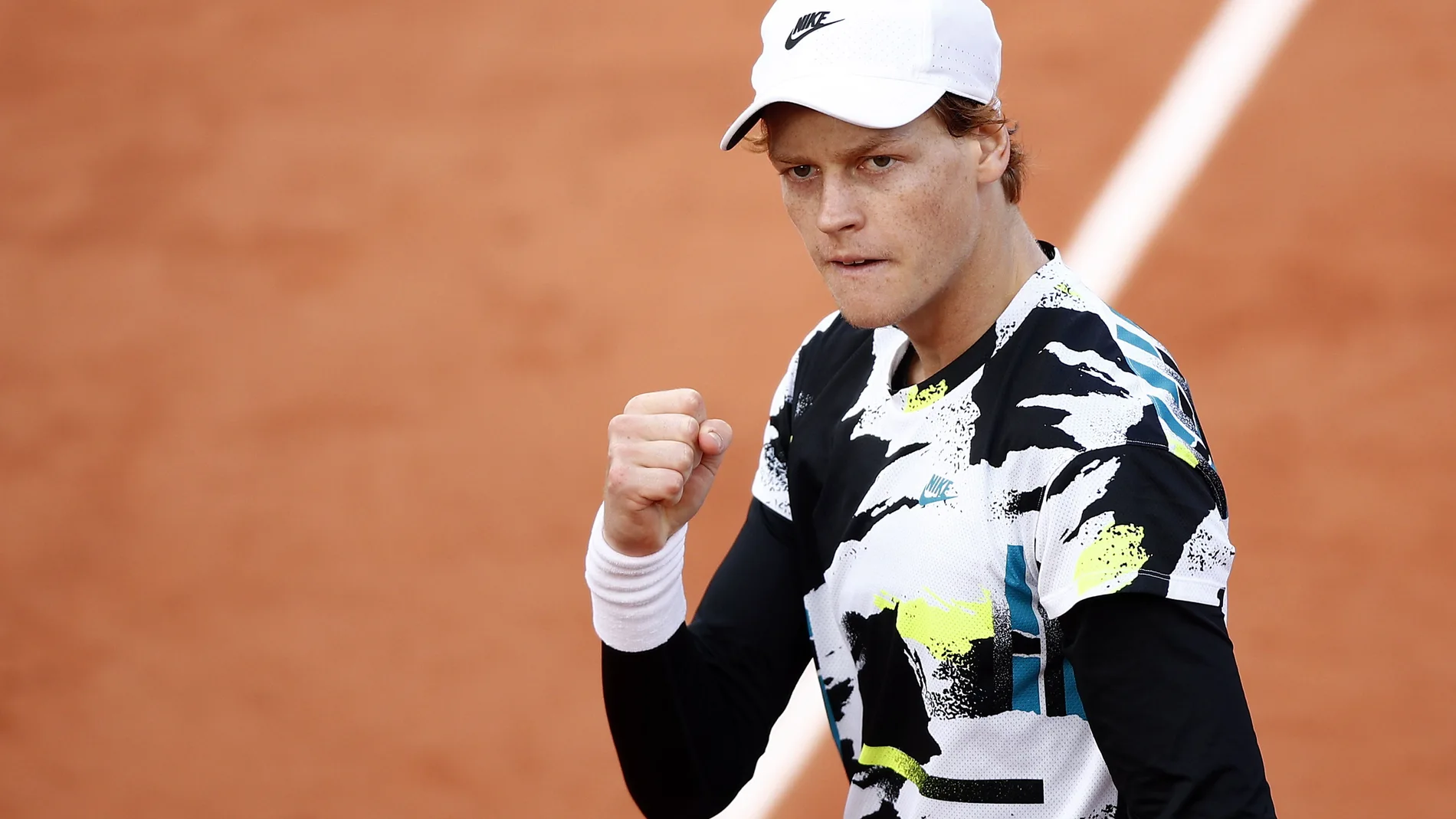 Jannik Sinner celebra su triunfo ante Zverev en los octavos de final de Roland Garros