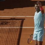 Nadal saluda a los aficionados tras uno de sus partidos en París