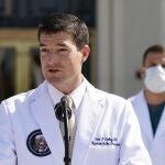 El doctor Sean Conley, se dirige a los medios en el Walter Reed National Military Medical Center en Bethesda