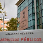 Fachada de la Asamblea de Madrid durante una concentración en defensa de la Sanidad Pública en el barrio madrileño de Vallecas