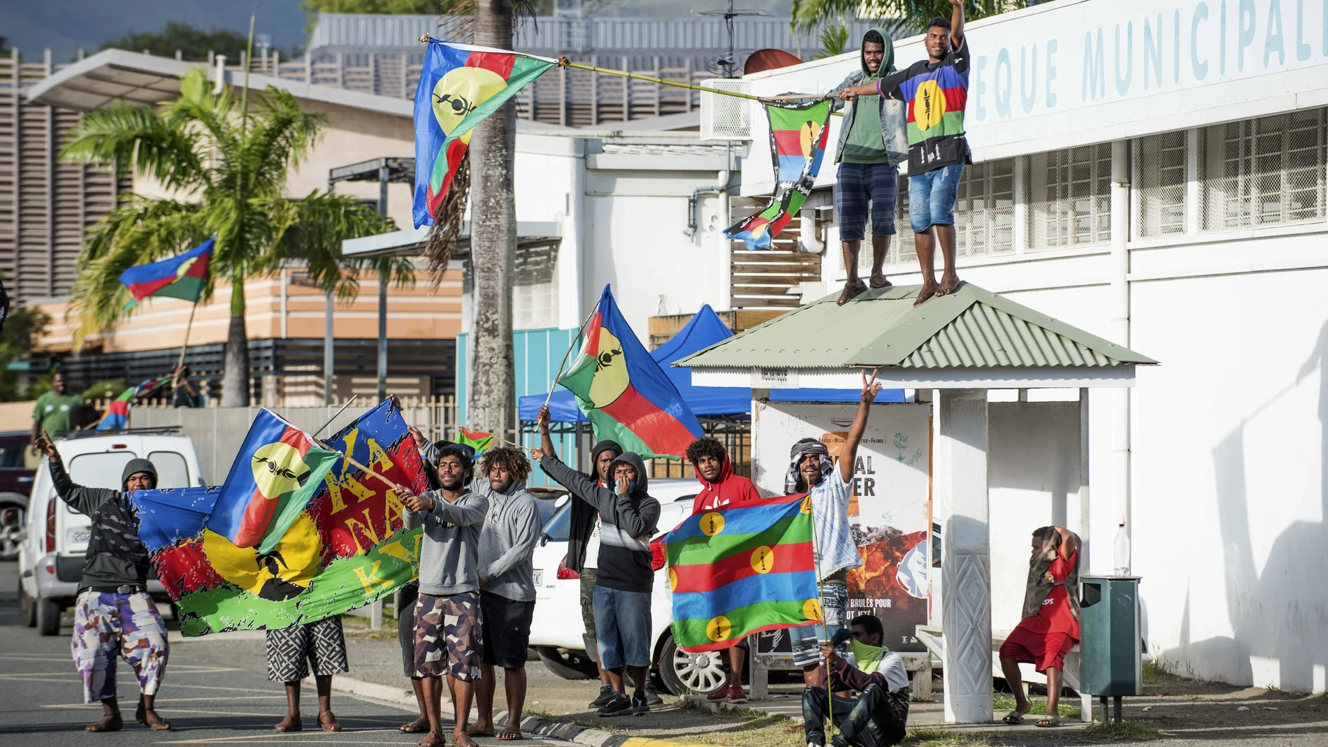 Habitantes de Nueva Caledonia en la jornada del segundo referéndum de independencia en 2020