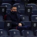El presidente del FC Barcelona Josep Maria Bartomeu en la grada en un partido de Liga. EFE/Alberto Estévez