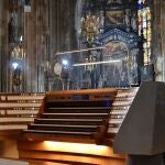 GRAF5236. VIENA, 04/10/2020.- La consola central desde donde se controla el nuevo órgano gigante de la catedral de Viena, además del órgano del coro, que está integrado en el instrumento. La catedral de San Esteban, en Viena, ha inaugurado este domingo su nuevo órgano gigante tras una inversión de tres años y tres millones de euros, con una jornada de conciertos y servicios religiosos celebrada bajo estrictas medidas de seguridad debido a la pandemia de covid-19. EFE/Jorge Dastis
