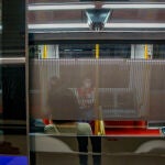 Varios personas viajan en el interior de un vagón