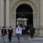 Varios estudiantes en una de las entradas del edificio del Rectorado de la Universidad de Sevilla, durante el inicio del curso universitario