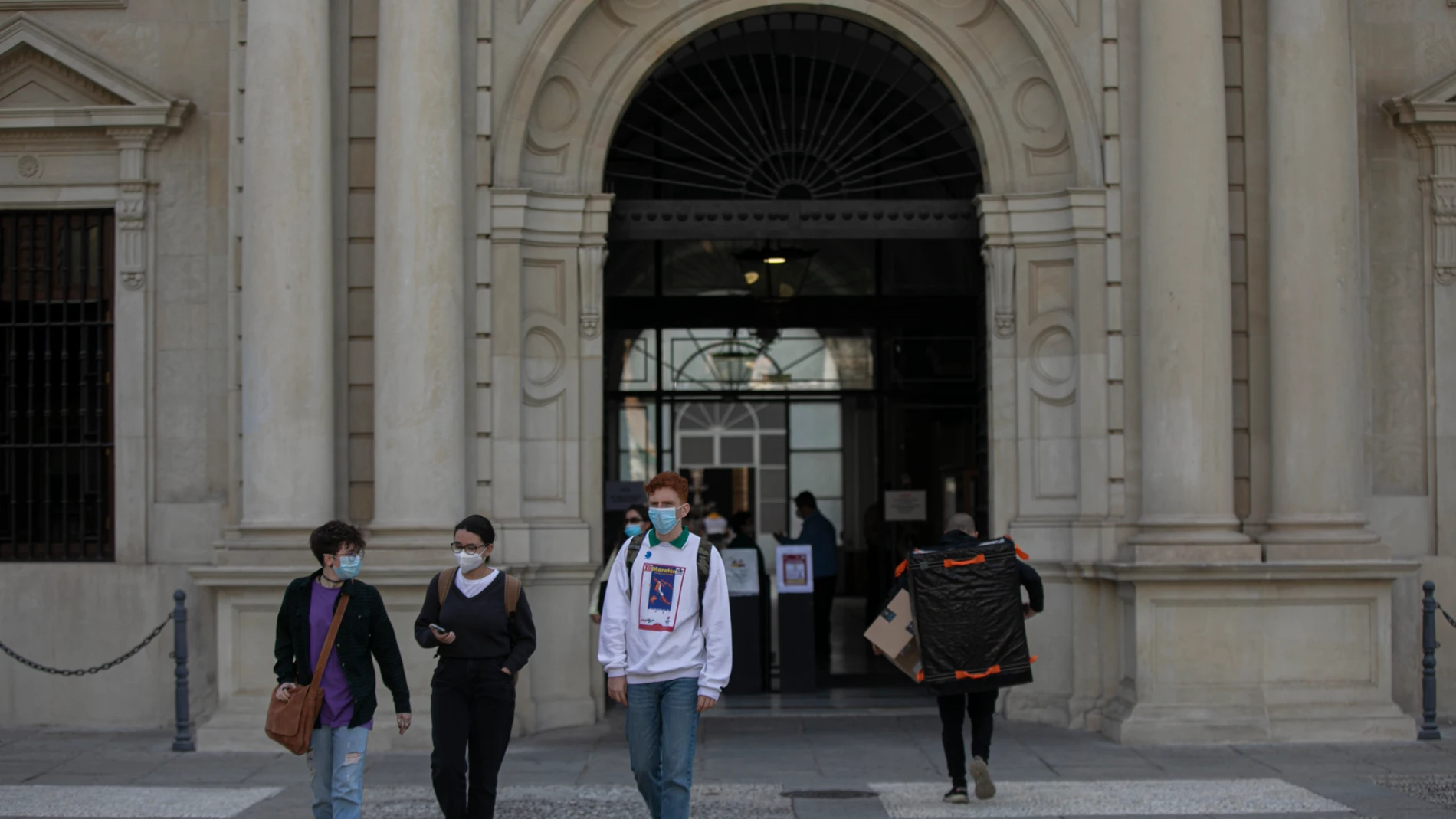 Varios estudiantes en una de las entradas del edificio del Rectorado de la Universidad de Sevilla, durante el inicio del curso universitario
