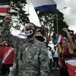 AME9224. SAN JOSÉ (COSTA RICA), 04/10/2020.- Personas bloquean una carretera, este domingo, durante una protesta en San José (Costa Rica). Los actos de violencia y los enfrentamientos entre la policía y los manifestantes se han incrementado en las últimas horas en Costa Rica, en el marco de las protestas de grupos sociales contra una posible negociación del Gobierno con el Fondo Monetario Internacional (FMI) por 1.750 millones de dólares, que traería consigo una subida de impuestos. EFE/Jeffrey Arguedas