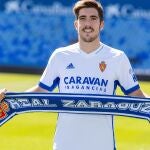 Gaizka Larrazábal en su presentación con el Real Zaragoza.