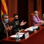 El presidente del Parlament de Cataluña, Roger Torrent, junto al conseller de Acción Exterior, Bernat Solé, en el Parlament.