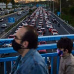 Atascos en Madrid en la carretera de circunvalación M30 a primera hora de la mañana el primer día laborable de las nuevas restricciones establecidas en la capital y otros nueve municipios para frenar la expansión del coronavirus