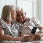 Personas de la tercera edad usando un teléfono móvil