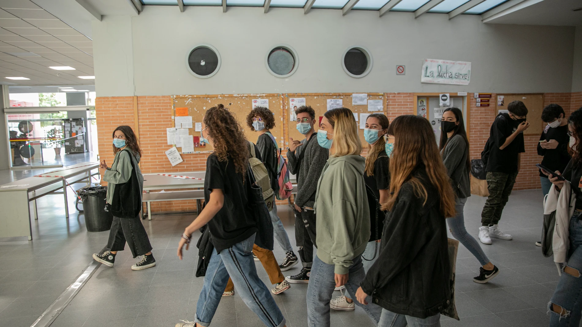 Un grupo de estudiantes en los pasillos de la facultad de Comunicación de la Universidad de Sevilla, durante el inicio de las clases de forma escalonada. En Sevilla, (Andalucía, España), a 05 de octubre de 2020.05 OCTUBRE 2020María José López / Europa Press05/10/2020