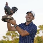 Sergio García levanta el trofeo como campeón del Sanderson Farms Championship.