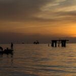 Un grupo de pescadores pasa frente a una estructura petrolera descompuesta en el Lago de Maracaibo (Venezuela). Venezuela