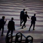 Trabajadores de empresas en la zona de negocios y oficinas de la Plaza de Azca (Madrid)