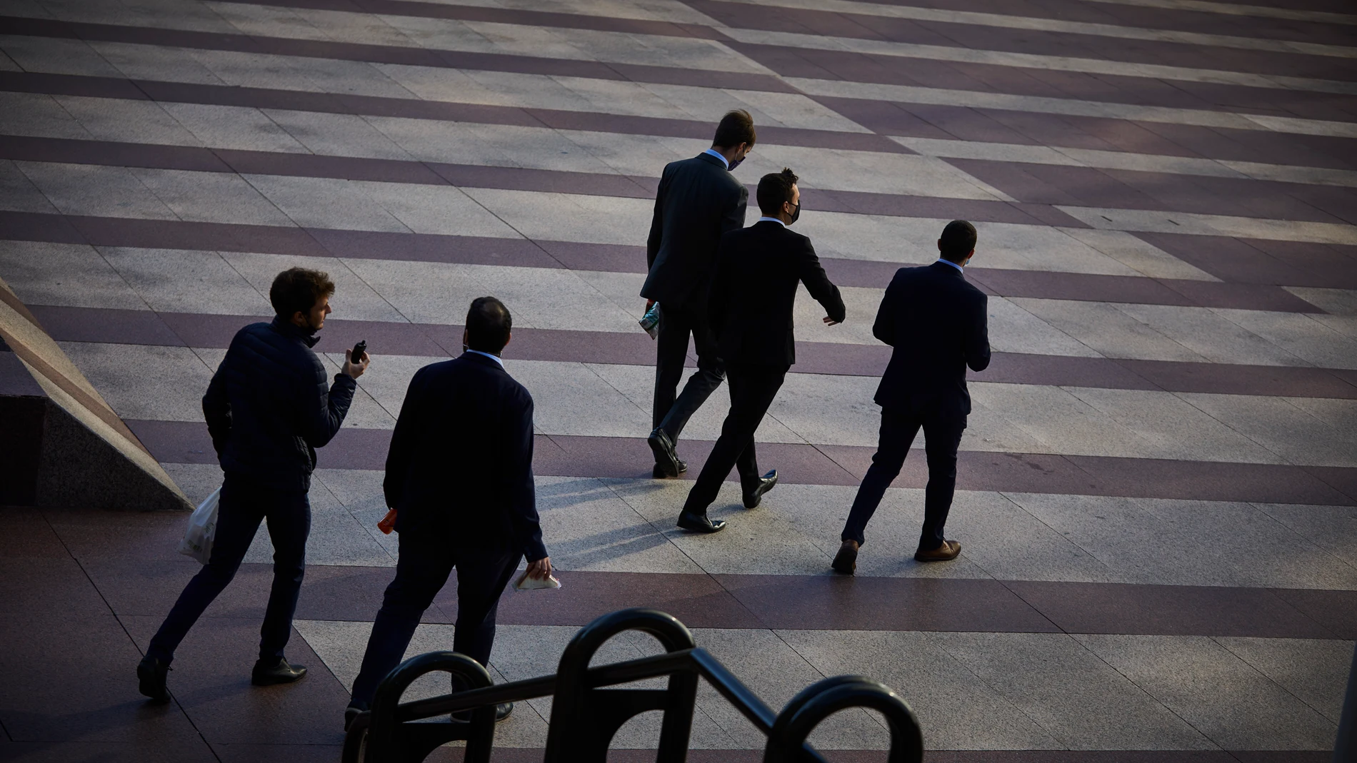Trabajadores de empresas en la zona de negocios y oficinas de la Plaza de Azca (Madrid)