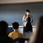 Una profesora imparte clase de manera presencial en la facultad de Comunicación de la Universidad de Sevilla durante el inicio de las clases de forma escalonada. En Sevilla, (Andalucía, España), a 05 de octubre de 2020.