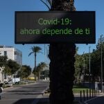 Una persona con mascarilla camina por el campus de la Universidad Politécnica de València