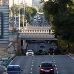 Vista del tráfico en el Paseo de la Castellana a la altura de Plaza Castilla en Madrid