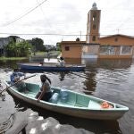 MEX8581. VILLAHERMOSA (MÉXICO), 06/10/2020.- Habitantes se movilizan en botes en medio de una calle inundada por el paso de la tormenta Gamma y a la espera del paso del huracán Delta hoy, en Villahermosa, estado de Tabasco (México). Las autoridades mexicanas decretaron este martes alerta roja, equivalente a peligro máximo, en el norte del estado caribeño de Quintana Roo, donde se encuentra la ciudad de Cancún, y evacuaron a turistas por la llegada del huracán Delta prevista para la madrugada del miércoles. EFE/ Jaime Avalos