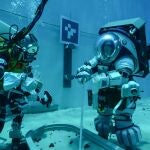 Los equipos están evaluando cómo entrenar para operaciones en la superficie lunar durante las misiones Artemis, en el Laboratorio de Flotabilidad Neutral en el Centro Espacial Johnson en Houston
