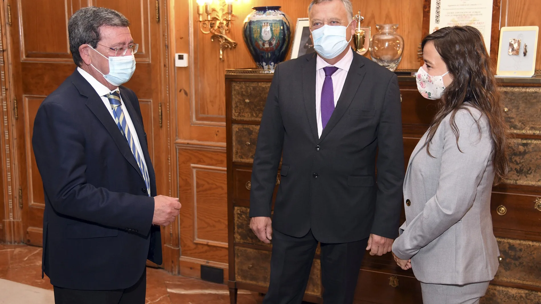 El vicepresidente primero de la Diputación Provincial de Burgos, Lorenzo Rodríguez, y la diputada de Ciudadanos por la provincia de León, Gema Villarroel, conversan con el presidente de la Diputación de Burgos, César Rico