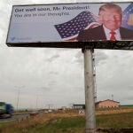 Un gigantesco anuncio de apoyo a Trump cerca del aeropuerto de Pristina en Kosovo
