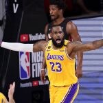 LeBron James protesta a los árbitros con Butler de al fondo