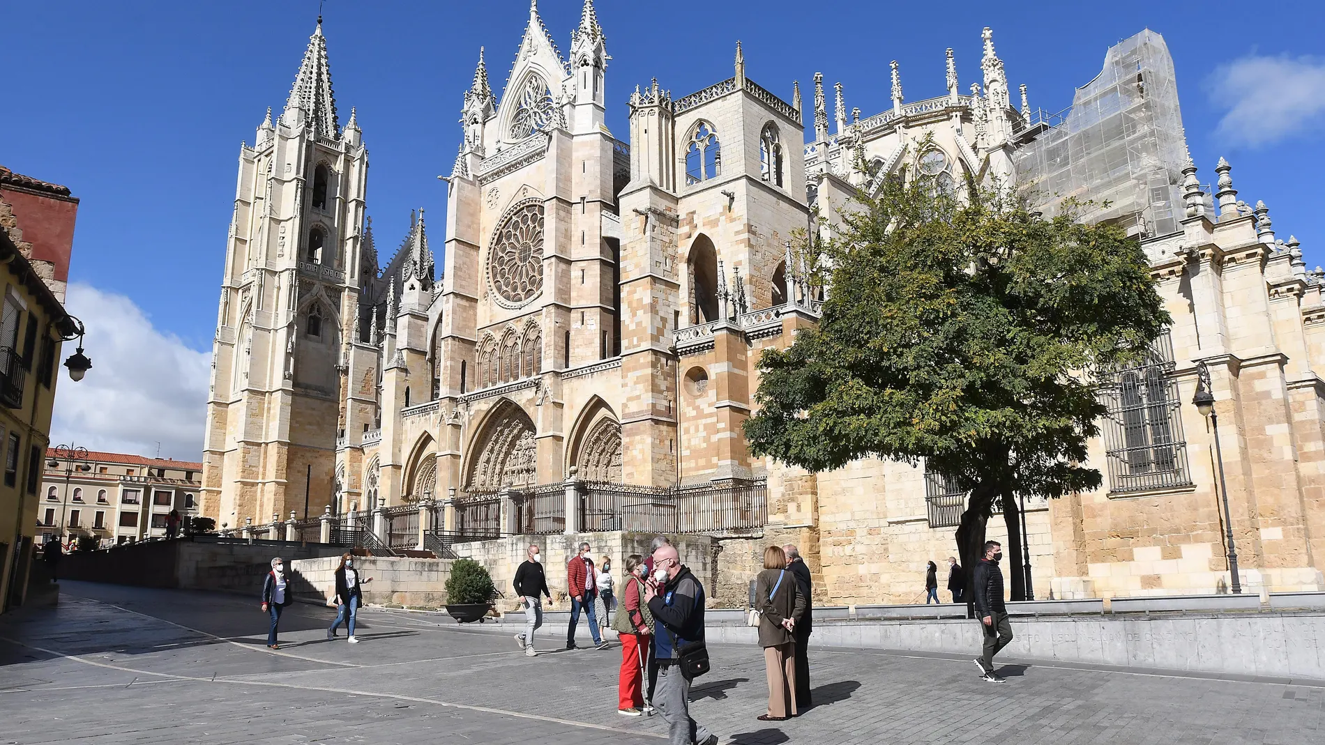 Varias personas a las puertas de la catedral de León