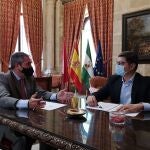 Reunión entre el alcalde de Sevilla, Juan Espadas, y el portavoz de Cs, Álvaro Pimentel