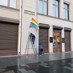 Miembros del grupo de protesta Pussy Riot erigen una bandera arcoíris junto a la entrada del edificio de la Administración Presidencial de Rusia en Moscú. Foto de archivo