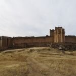 El Castillo de Montalb&aacute;n visto desde el camino.