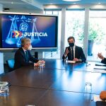 El líder del PP, Pablo Casado con los ex ministros de Justicia del PP José María Michavila, Ángel Acebes, Alberto Ruiz Gallardón y Rafael Catalá hoy en Génova